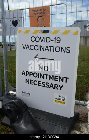 Signage incoraggia le persone a frequentare una clinica di vaccinazione Covid-19 all'Addington Raceway, Christchurch, Nuova Zelanda, il 23 novembre 2021 Foto Stock