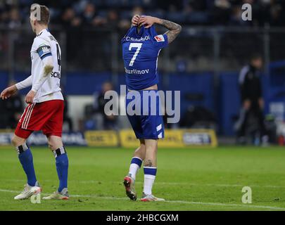 Amburgo, Germania. 18th Dic, 2021. Primo: 18 dicembre 2021, pallone da calcio, 2nd Bundesliga, stagione 2021/2022, HSV Hamburg Hamburg Hamburg - FC Schalke 04 Darko Churlinov, figura intera, delusione, delusione, uscita Credit: dpa/Alamy Live News Foto Stock