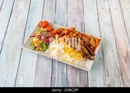 Le melanzane alla griglia e il riso con cipolla fanno un piatto più leggero ma succulento che ci ricorda la ratatouille, e che si sente grande in estate. Foto Stock