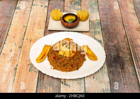 Il riso fritto è un piatto di riso cotto che è stato saltato in un wok o padella ed è solitamente mescolato con altri ingredienti quali uova, verdure, seafo Foto Stock