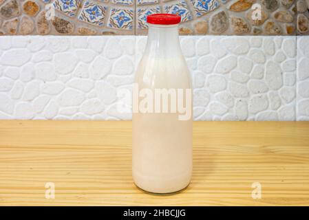 Il chicha è il nome dato a varie varietà di bevande derivate principalmente dalla fermentazione non distillata del mais e di altri cereali originari Di A. Foto Stock