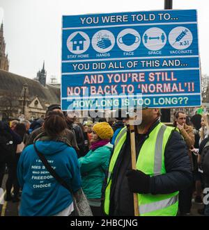 Londra, Inghilterra, Regno Unito 18 dicembre 2021Thousands marzo attraverso il West End di Londra per protestare contro ulteriori blocchi, vaccinazioni e l'introduzione di passaporti covidi. A partire da Parliament Square passarono i manifestanti: Da Marble Arch, Hyde Park Corner, lungo Oxford Street, lungo Regent Street fino a Trafalgar Square e di nuovo a Parliament Square. Credit: Denise Laura Baker/Alamy Live News Foto Stock