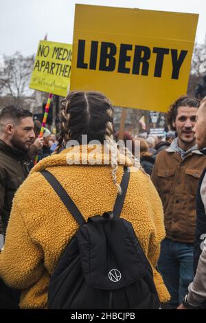 Londra, Inghilterra, Regno Unito 18 dicembre 2021Thousands marzo attraverso il West End di Londra per protestare contro ulteriori blocchi, vaccinazioni e l'introduzione di passaporti covidi. A partire da Parliament Square passarono i manifestanti: Da Marble Arch, Hyde Park Corner, lungo Oxford Street, lungo Regent Street fino a Trafalgar Square e di nuovo a Parliament Square. Credit: Denise Laura Baker/Alamy Live News Foto Stock