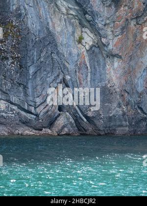 Chevron fold, o una formazione rocciosa piegata bruscamente fotografata dall'Upper Waterton Lake nel Waterton-Glacier International Peace Park. Foto Stock