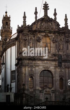 Facciata della Chiesa di Clerigos al tramonto a Porto, Portogallo Foto Stock