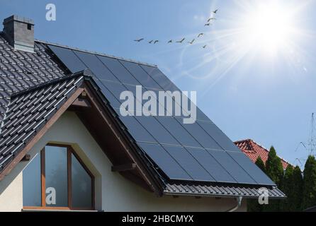 Grande area del tetto coperta da pannelli solari su una casa moderna Foto Stock