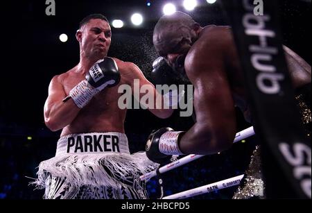 Joseph Parker (a sinistra) colpisce Derek Chisora durante la WBO Intercontinental Heavyweight Title Fight contro Joseph Parker all'AO Arena di Manchester. Data foto: Sabato 18 dicembre 2021. Foto Stock