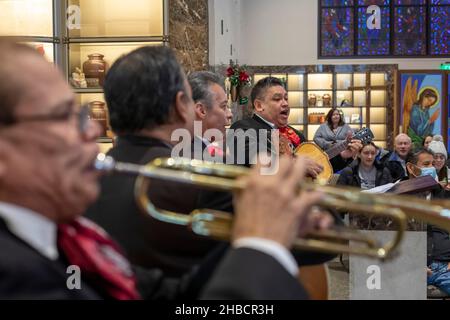 Brownstown, Michigan, Stati Uniti. 18th Dic 2021. Una banda di mariachi suona come Las Posadas viene celebrata al cimitero cattolico di nostra Signora della speranza. L'evento si svolge prima di Natale nei paesi dell'America Latina e nelle comunità ispaniche degli Stati Uniti. Esso commemora il viaggio che Giuseppe e Maria fecero da Nazaret a Betlemme, dove nacque Gesù. Credit: Jim West/Alamy Live News Foto Stock