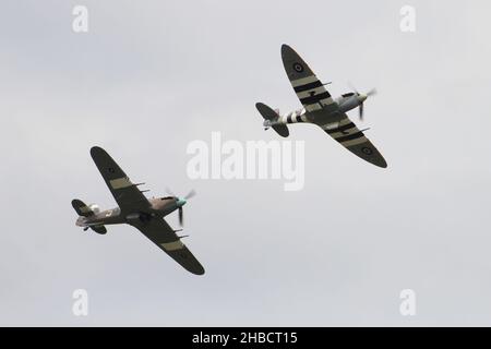 Uno Spitfire Vb (AB910) e un Hurricane IIc (PZ865) del volo commemorativo della Battaglia della Gran Bretagna (BBMF) della Royal Air Force, in mostra su East Fortune. Foto Stock