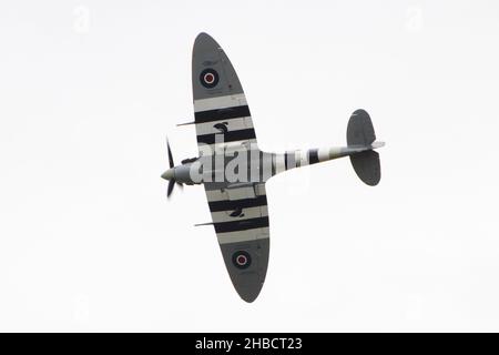 AB910, un Supermarine Spitfire Vb gestito dalla Royal Air Force's Battle of Britain Memorial Flight (BBMF), in mostra su East Fortune nel 2016. Foto Stock