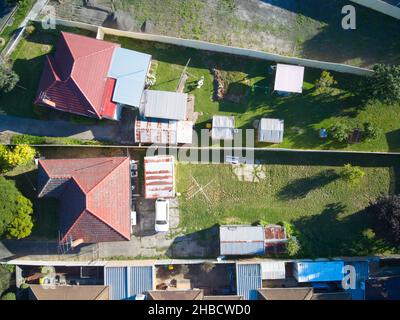 Vista aerea del sobborgo di Melbourne che mostra cortile diviso, linee di recinzione, e prati verdi in estate, Melbourne, Victoria, Australia. Foto Stock