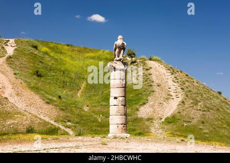 Tumulo di Karakus, statua dell'aquila in cima alla colonna romana, tomba reale del regno di Commagene, Kahta, provincia di Adıyaman, Anatolia, Turchia, Asia Foto Stock