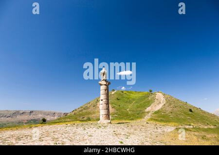 Tumulo di Karakus, statua dell'aquila in cima alla colonna romana, tomba reale del regno di Commagene, Kahta, provincia di Adıyaman, Anatolia, Turchia, Asia Foto Stock