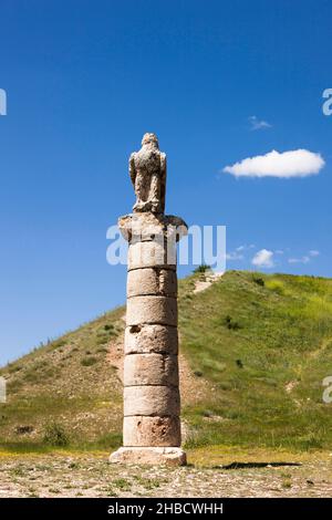 Tumulo di Karakus, statua dell'aquila in cima alla colonna romana, tomba reale del regno di Commagene, Kahta, provincia di Adıyaman, Anatolia, Turchia, Asia Foto Stock