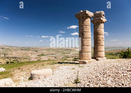 Tumulo di Karakus, colonne, uno ha statua animale, tomba reale del regno di Commagene, Kahta, provincia di Adıyaman, Anatolia, Turchia, Asia Foto Stock