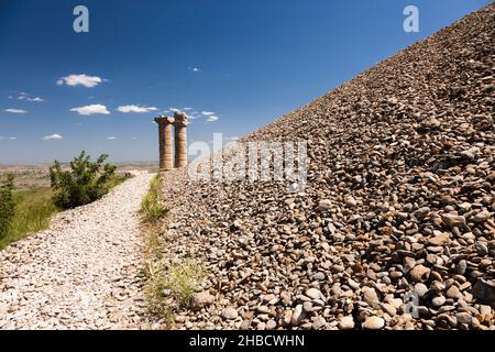 Tumulo di Karakus, colonne, uno ha statua animale, tomba reale del regno di Commagene, Kahta, provincia di Adıyaman, Anatolia, Turchia, Asia Foto Stock