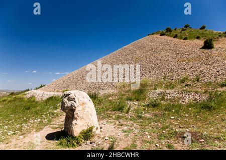 Tumulo di Karakus, statua del Leone come guardiano, tomba reale del regno del Commagene, Kahta, provincia di Adıyaman, Anatolia, Turchia, Asia Foto Stock