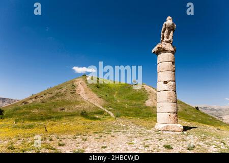 Tumulo di Karakus, statua dell'aquila in cima alla colonna romana, tomba reale del regno di Commagene, Kahta, provincia di Adıyaman, Anatolia, Turchia, Asia Foto Stock