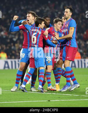 Sabadell, Barcellona, Spagna. 18th Dic 2021. I giocatori del FC Barcelona festeggiano dopo aver segnato la partita vincendo il terzo gol contro Elche CF durante l'azione spagnola la Liga a Camp Nou. Credit: Xavi Urgeles/ZUMA Wire/Alamy Live News Foto Stock