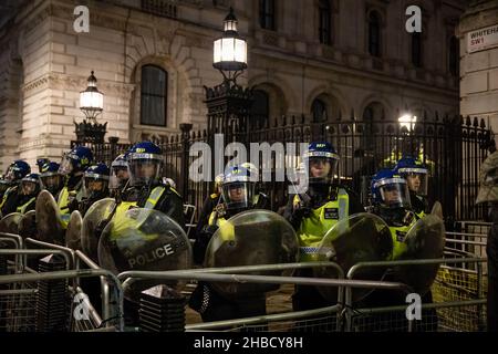 Londra, Regno Unito. 18th Dic 2021. Durante la dimostrazione, la polizia di sommosse è stata vista in attesa fuori da Downing Street.dopo l'introduzione del passaporto di vaccinazione covid 19 nell'ambito delle misure volte a limitare la diffusione della variante di Omicron covid 19 nel Regno Unito la scorsa settimana, la gente cammina per la strada per protestare contro la vaccinazione obbligatoria covid 19 e l'uso del passaporto di vaccinazione covid 19 come parte delle restrizioni covid 19. Essi chiedevano la «libertà» di scegliere di essere vaccinati o meno e di non essere limitati dal passaporto di vaccinazione covid 19. Credit: SOPA Images Limited/Alamy Live News Foto Stock