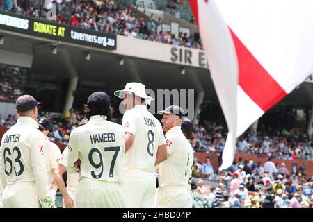 Ben Stokes in Inghilterra guida il team durante il quarto giorno del secondo test Ashes all'Adelaide Oval di Adelaide. Data foto: Domenica 19 dicembre 2021. Foto Stock