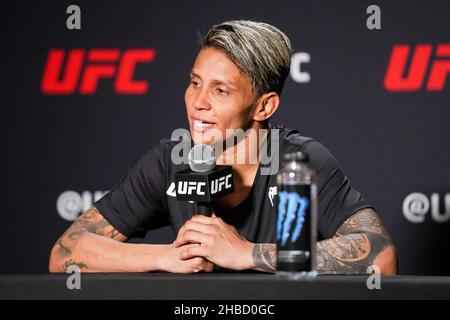 Las Vegas, Stati Uniti. 18th dicembre 2021. LAS VEGAS, NV - DICEMBRE 18: Amanda Lemos interagisce con i media dopo l'evento UFC Vegas 45: Lewis contro Daukaus al UFC Apex il 18 dicembre 2021 a Las Vegas, Nevada, Stati Uniti. (Foto di Louis Grasse/PxImages) Credit: PX Images/Alamy Live News Foto Stock