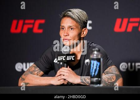 Las Vegas, Stati Uniti. 18th dicembre 2021. LAS VEGAS, NV - DICEMBRE 18: Amanda Lemos interagisce con i media dopo l'evento UFC Vegas 45: Lewis contro Daukaus al UFC Apex il 18 dicembre 2021 a Las Vegas, Nevada, Stati Uniti. (Foto di Louis Grasse/PxImages) Credit: PX Images/Alamy Live News Foto Stock