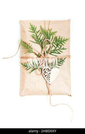 Confezione regalo confezionata in carta artigianale con arredamento ecologico Foto Stock