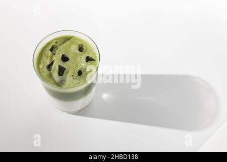 Latte di tè verde di macha ghiacciato in vetro Foto Stock