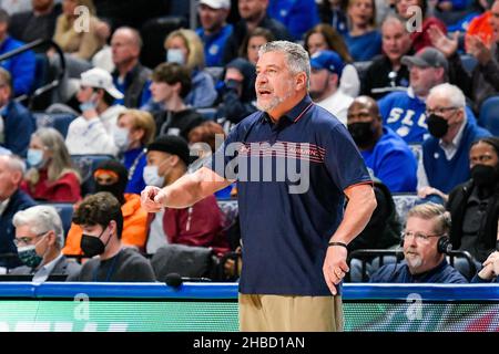 18 dicembre 2021: Auburn Tigers testa allenatore Bruce Pearl in un gioco in cui le Auburn Tigers visitarono il St. Louis Billikens. Tenuto presso la Chaifetz Arena di St. Louis, MO Richard Ulreich/CSM Foto Stock