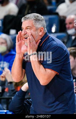 18 dicembre 2021: Il capo allenatore di Auburn Tigers Bruce Pearl urla le istruzioni per la sua squadra in un gioco in cui le Auburn Tigers visitarono il St. Louis Billikens. Tenuto presso la Chaifetz Arena di St. Louis, MO Richard Ulreich/CSM Foto Stock