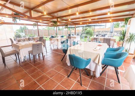 Tavoli disposti e pronti per l'uso nella sala da pranzo dell'hotel. Foto Stock