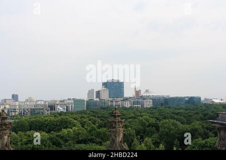 Paesaggio urbano di Berlino in estate con Deutsche Bahn Building, Sony Centre e Tiergarten vista dal tetto del Reichstag. Sfondo cielo blu chiaro. Nessuna gente. Foto Stock