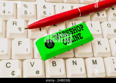 Didascalia di testo che presenta Workshop Online. Internet Concept stanza o edificio in cui le merci sono fabbricate riparate Abstract Office Typing Jobs Foto Stock