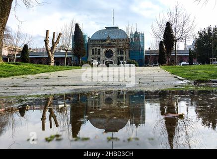 La storica stazione ferroviaria di Sirkeci riflette Foto Stock