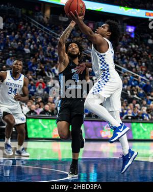 Dicembre 18 2021 Las Vegas, NV U.S.A. la guardia del Kentucky Sahvir Wheeler (2) guida al cestino durante la NCAA MenÕs Basketball CBS Sport Classic gioco tra Kentucky Wildcats e il North Carolina Tar Heels. Il Kentucky ha vinto il 98-69 alla T-Mobile Arena di Las Vegas, NV. Thurman James/CSM Foto Stock