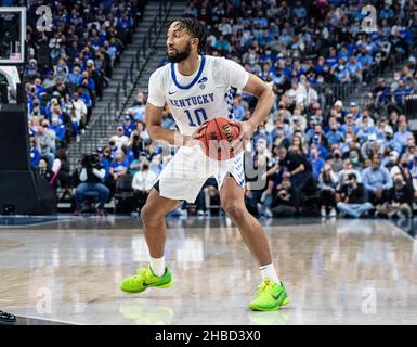 Dicembre 18 2021 Las Vegas, NV U.S.A. la guardia del Kentucky Davion Mintz (10) guarda passare la palla durante la NCAA MenÕs Basketball CBS Sports Classic gioco tra Kentucky Wildcats e il North Carolina Tar Heels. Il Kentucky ha vinto il 98-69 alla T-Mobile Arena di Las Vegas, NV. Thurman James/CSM Foto Stock