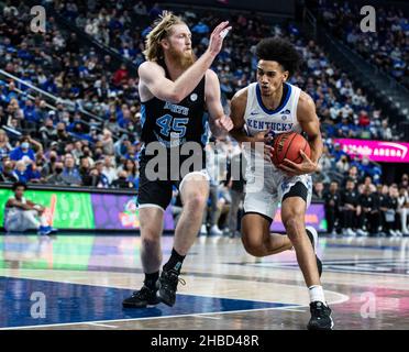 Dicembre 18 2021 Las Vegas, NV U.S.A. Kentucky Forward Jacob Toppin (0) va al cerchio durante la NCAA MenÕs Basketball CBS Sport Classic gioco tra Kentucky Wildcats e il North Carolina Tar Heels. Il Kentucky ha vinto il 98-69 alla T-Mobile Arena di Las Vegas, NV. Thurman James/CSM Foto Stock