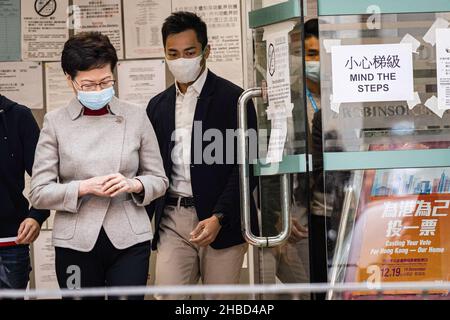 Capo esecutivo di Hong Kong Carrie Lam Cheng Yuet-ngor, (L) visto lasciare il seggio dopo il voto nel Consiglio legislativo del 2021 elezioni generali. Questa è la prima grande elezione per il consiglio legislativo dopo la riforma del sistema elettorale, una grave repressione sui partiti pro-democratici, E l’istituzione della legge sulla sicurezza nazionale di Hong Kong, con l’introduzione del Comitato per la revisione dell’eleggibilità per garantire che siano ammessi solo i candidati patrioti, dal momento che diversi attivisti pro-democratici boicottarono e arrestarono. Foto Stock