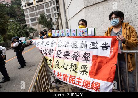 Gruppo attivista pro-democrazia, la Lega dei socialdemocratici ha protestato contro la democrazia in quanto il capo esecutivo di Hong Kong Carrie Lam Cheng Yuet-ngor arriva al seggio elettorale per votare.questa è la prima grande elezione per il consiglio legislativo dalla riforma del sistema elettorale, una grave repressione dei partiti pro-democratici, E l’istituzione della legge sulla sicurezza nazionale di Hong Kong, con l’introduzione del Comitato per la revisione dell’eleggibilità per garantire che siano ammessi solo i candidati patrioti, dal momento che diversi attivisti pro-democratici boicottarono e arrestarono. Foto Stock