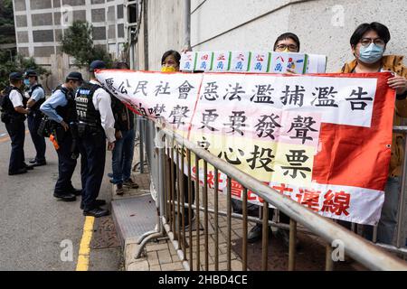 Gruppo attivista pro-democrazia, la Lega dei socialdemocratici ha protestato contro la democrazia in quanto il capo esecutivo di Hong Kong Carrie Lam Cheng Yuet-ngor arriva al seggio elettorale per votare.questa è la prima grande elezione per il consiglio legislativo dalla riforma del sistema elettorale, una grave repressione dei partiti pro-democratici, E l’istituzione della legge sulla sicurezza nazionale di Hong Kong, con l’introduzione del Comitato per la revisione dell’eleggibilità per garantire che siano ammessi solo i candidati patrioti, dal momento che diversi attivisti pro-democratici boicottarono e arrestarono. (Foto di Alex Chan Tsz Yuk/SOPA im Foto Stock