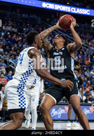 Dicembre 18 2021 Las Vegas, NV U.S.A. North Carolina Forward Armando Bacot (5) va al basket durante la NCAA MenÕs Basketball CBS Sports Classic gioco tra Kentucky Wildcats e il North Carolina Tar Heels. Il Kentucky ha vinto il 98-69 alla T-Mobile Arena di Las Vegas, NV. Thurman James/CSM Foto Stock