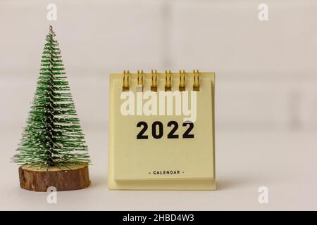 Calendario per il nuovo anno 2022.Calendario desktop su sfondo chiaro Foto Stock