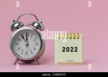 Calendario per il nuovo anno 2022.Calendario desktop su sfondo chiaro Foto Stock