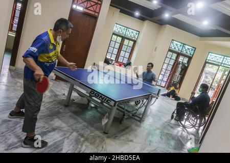 Gli atleti disabili praticano il ping-pong, domenica 18 dicembre 2021 Foto Stock