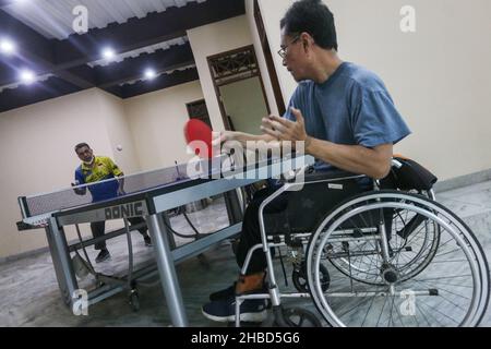 Gli atleti disabili praticano il ping-pong, domenica 18 dicembre 2021 Foto Stock