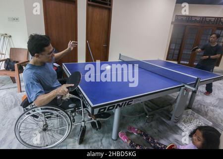 Gli atleti disabili praticano il ping-pong, domenica 18 dicembre 2021 Foto Stock