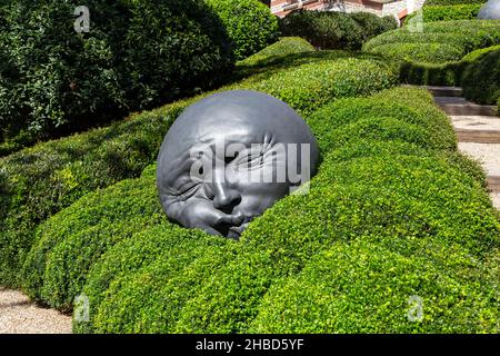 ETRETAT, FRANCIA - 1 SETTEMBRE 2019: Questo è un frammento dell'installazione di Raindrops dalla collezione di arte moderna nel Giardino delle emozioni. Foto Stock