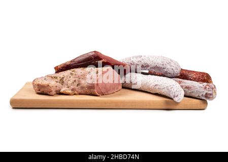 Vari tipi di carne, affumicato, salsiccia, salame isolato su sfondo bianco. Foto Stock