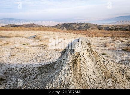 Primo piano di fango naturale-vulcani nella riserva di chachuna manged con bel panorama delle montagne Foto Stock